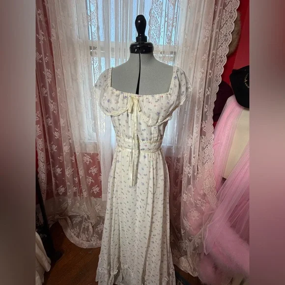 Vintage White Floral Maxi Off Shoulder Maxi Dress - Picture 2 of 3